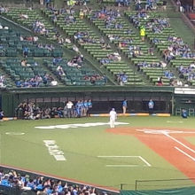 試合前のイベントの様子です。これから客数も増えていきます。