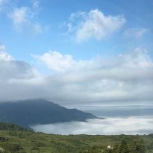 部屋から見た雲海。実際に見たほうがモクモクしていました。