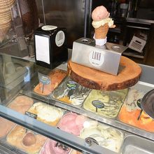 お店の窓のところのショーケース