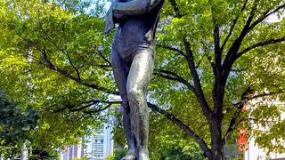 若くたくましい青年像『湖風』