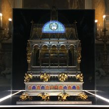 聖遺物のイシュトバーンの右手が収められています。