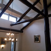 丸太を多用した建物。吹き抜けの下がレストラン