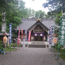 例祭時には本殿前に沢山の幟が掲げられます