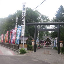 神社入口に至るメインストリート沿いにもズラッと幟が！