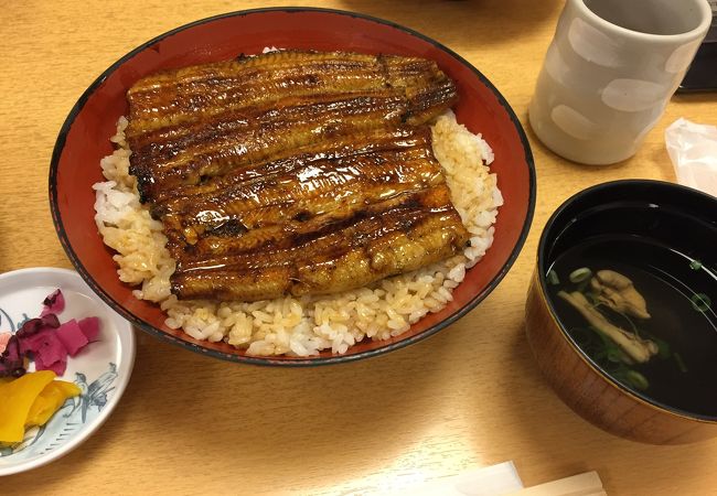 行列のできる三島のうなぎ店