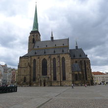広い広場に大きな教会　