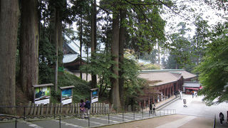 山間に静かにたたずむお堂が美しい。