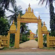 向かいにある新しい寺院