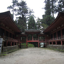 お堂をつなぐ廊下。