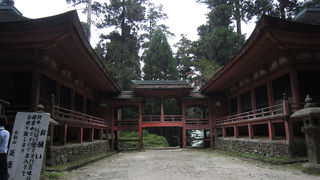 廊下でつながれた風情あるお堂。