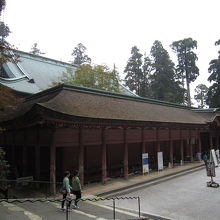 回廊とともに。