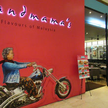 こちらのテーブルに着きます