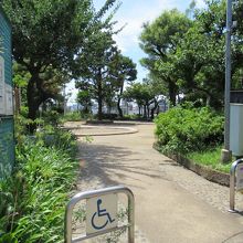 北側の出入口 (西側にも出入口があるが階段を上がります)