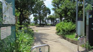 静かな住宅地の奥にある小ぢんまりした普通の公園です