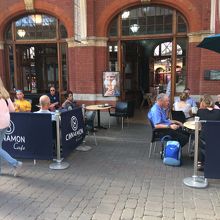 カフェやパブもあります