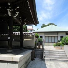 鐘楼と本堂らしき建物