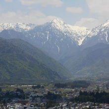 撮影用小窓からは、大町ダムや残雪の蓮華岳や北葛岳が輝く。