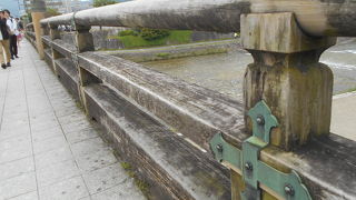 よく見ると確かに刀傷がついています