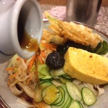 大盛りにつゆをたっぷりかけます。