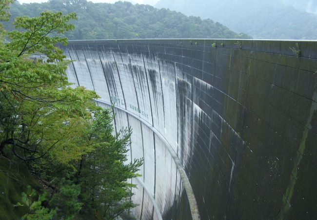 総貯水容量はアーチダムとしては国内最大