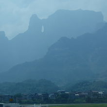 張家界空港から見える天門山の天門洞