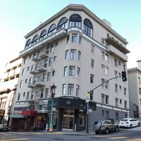 角にあります。どの方向も全部坂です。