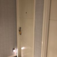 部屋のドアに部屋番号が書いてありません。足下にあります。