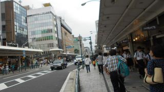 大きな店が多く観光客でいつもにぎわっている