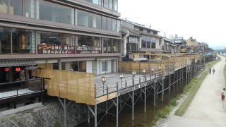 暑い時期の自然の風と川の流れを楽しめる