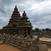 海を背景にした寺院