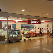 パンの「yamazaki」では和菓子も売っています