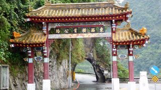 花蓮側から最初にある峡谷を少しだけ散歩。岩がくり抜かれた遊歩道がありました。