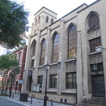 エンジ色の建物も素敵です