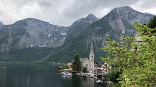 湖との調和がとれた街並み
