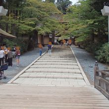 橋を渡って正門へ