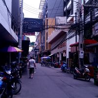 セカンドロードからソイハニーに入ってすぐ