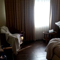 部屋はそこそこ広いが、照明が少ない