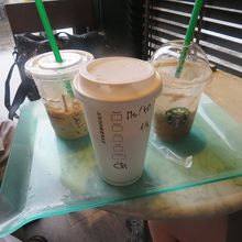 スタバでちょっと休憩。値段はこの3杯で＄10.75