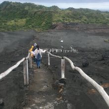 駐車場から火口まで登って5分程