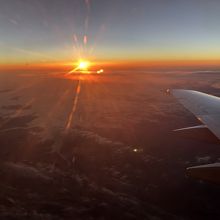 機内から臨む韓国上空での夕暮れ