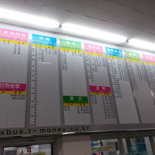 カウンタの上にバスの時刻表がはってあります。