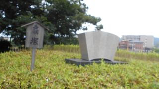平安時代にこの地で初めて扇が作られた由来の顕彰碑
