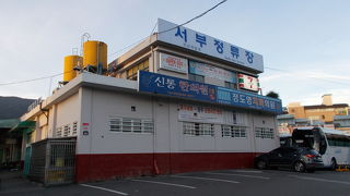 聖堂池駅の3番出口を振り返るとバスが並んでいる真ん中です。