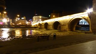 何の変哲もない古い石橋です