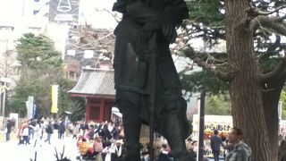 浅草寺本堂の手前右側にある