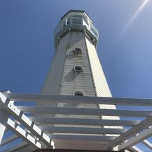 テラス席から海や灯台のモニュメントがみえます