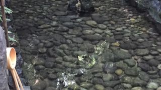 湧水の石塔に３回水をかけて祈願