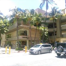 ワイキキの中心、DFS の向かいにあります。