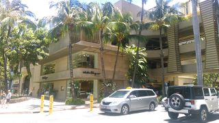 (ロイヤルハワイアン)町の中心でトローリーバス乗り場もある、交通の起点です。