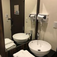 洗面台が入り口入ってすぐあります